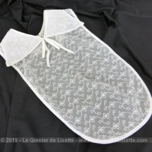 Ancienne guimpe ou plastron nylon brodé