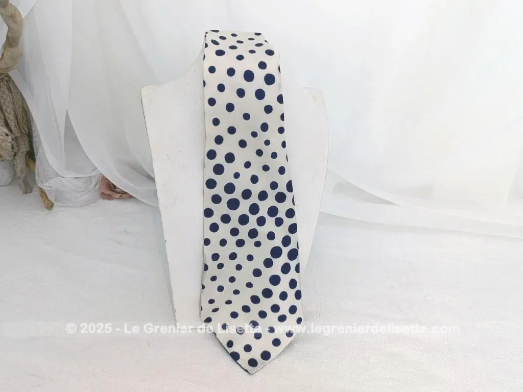 Belle cravate vintage pure soie blanc pois marine étiquette en Francs – Image 5