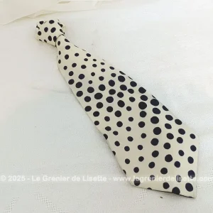 Belle cravate vintage pure soie blanc pois marine étiquette en Francs