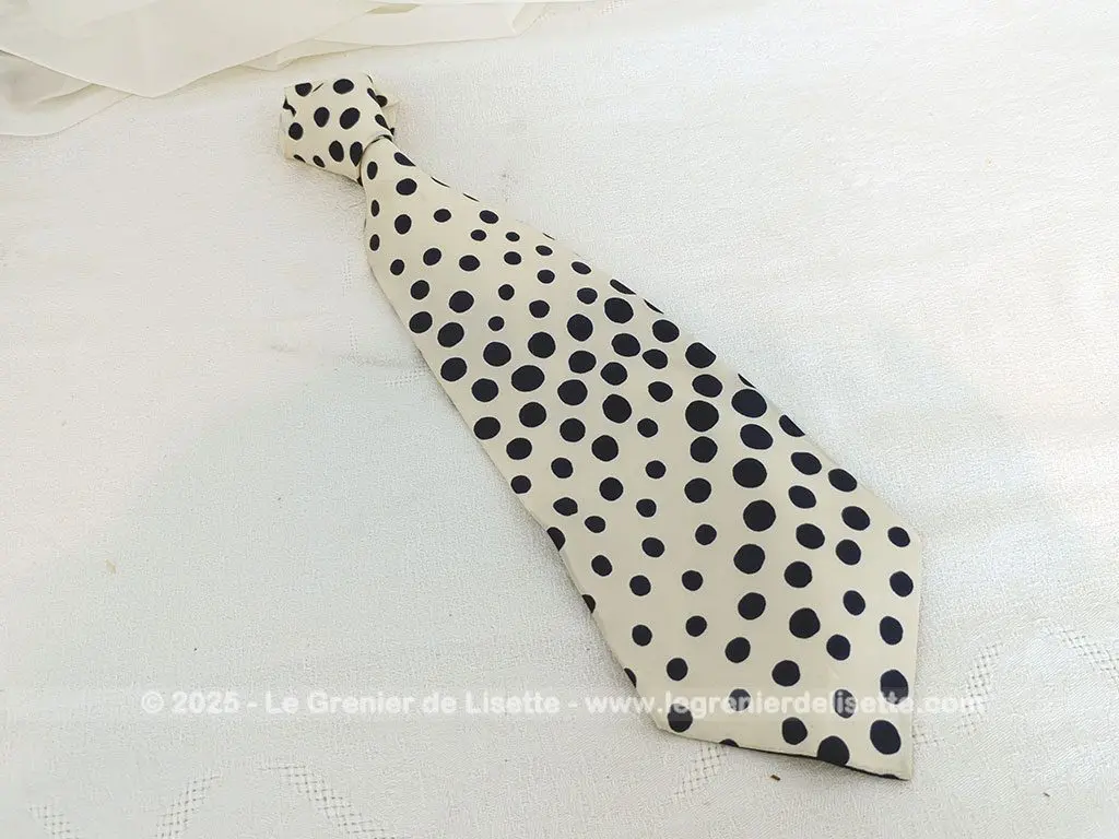Belle cravate vintage pure soie blanc pois marine étiquette en Francs – Image 2