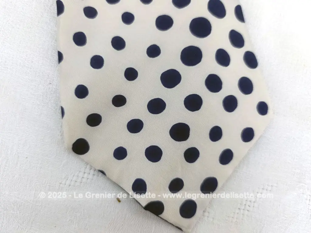Belle cravate vintage pure soie blanc pois marine étiquette en Francs – Image 6