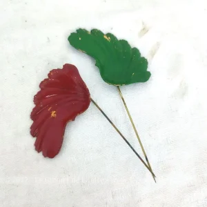 Duo épingles chapeaux laiton feuille laquée rouge et vert