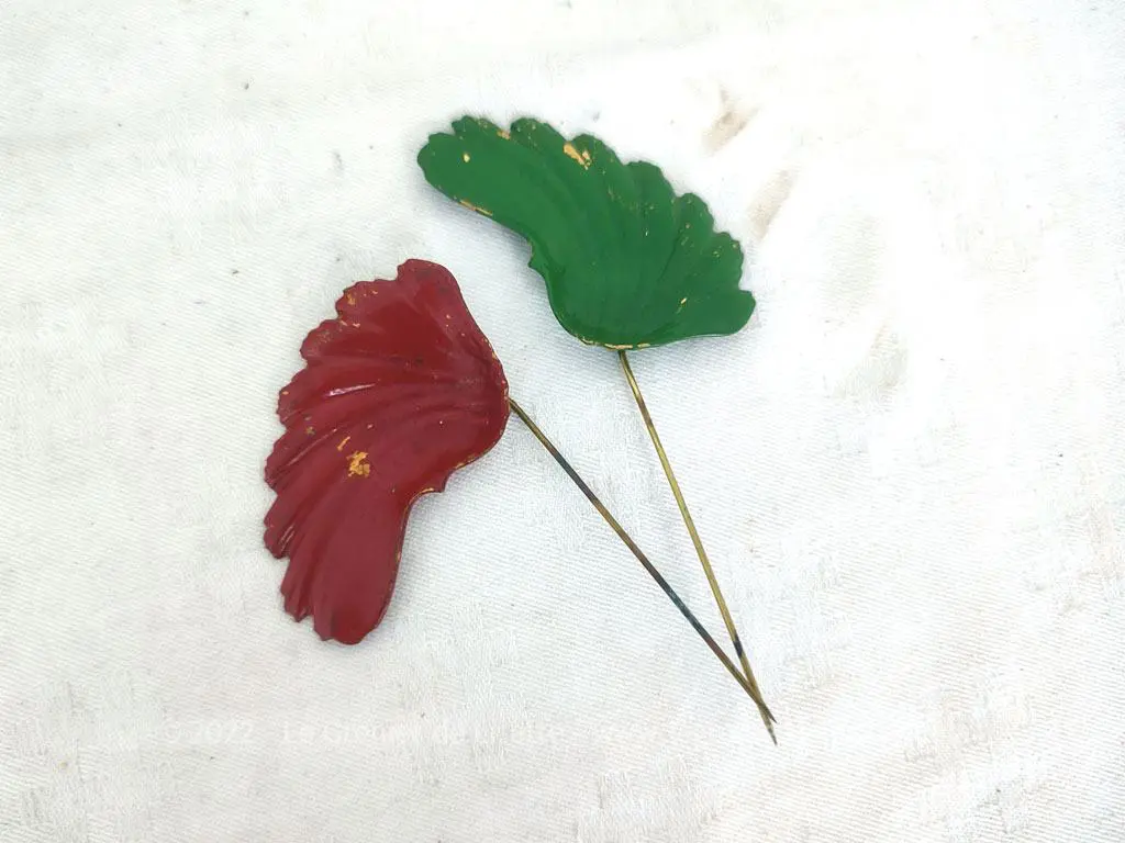 Duo épingles chapeaux laiton feuille laquée rouge et vert – Image 2