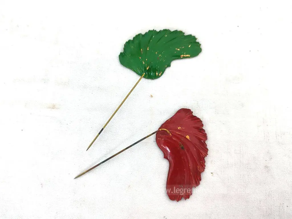 Duo épingles chapeaux laiton feuille laquée rouge et vert – Image 4
