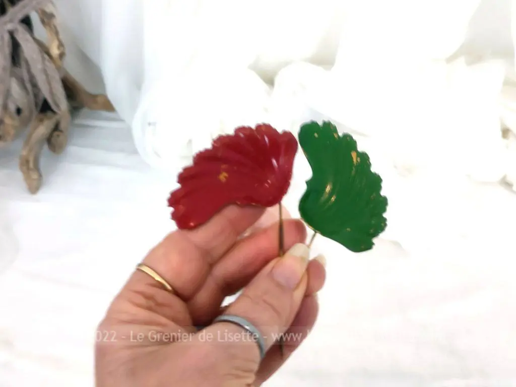 Duo épingles chapeaux laiton feuille laquée rouge et vert – Image 3
