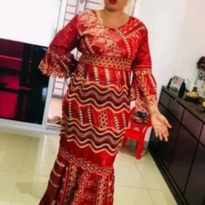 Robe longue coupée en bazin Getzner rouge à garniture dorée