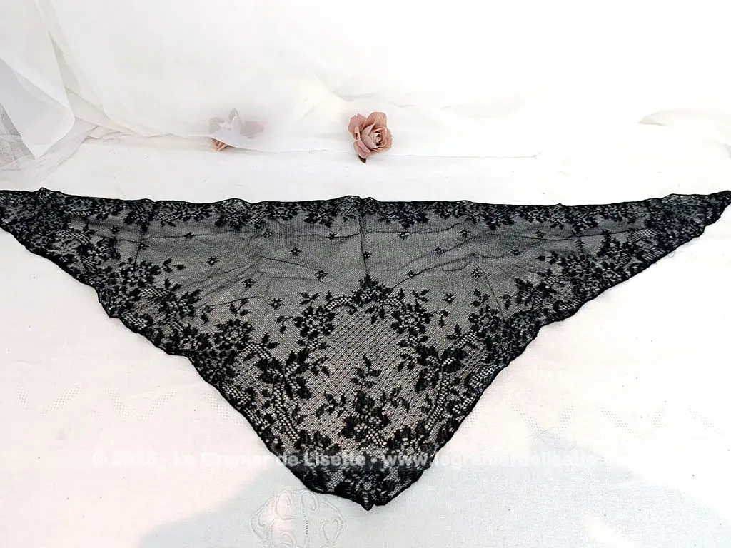 Mantille triangle en fine dentelle noire – Image 4