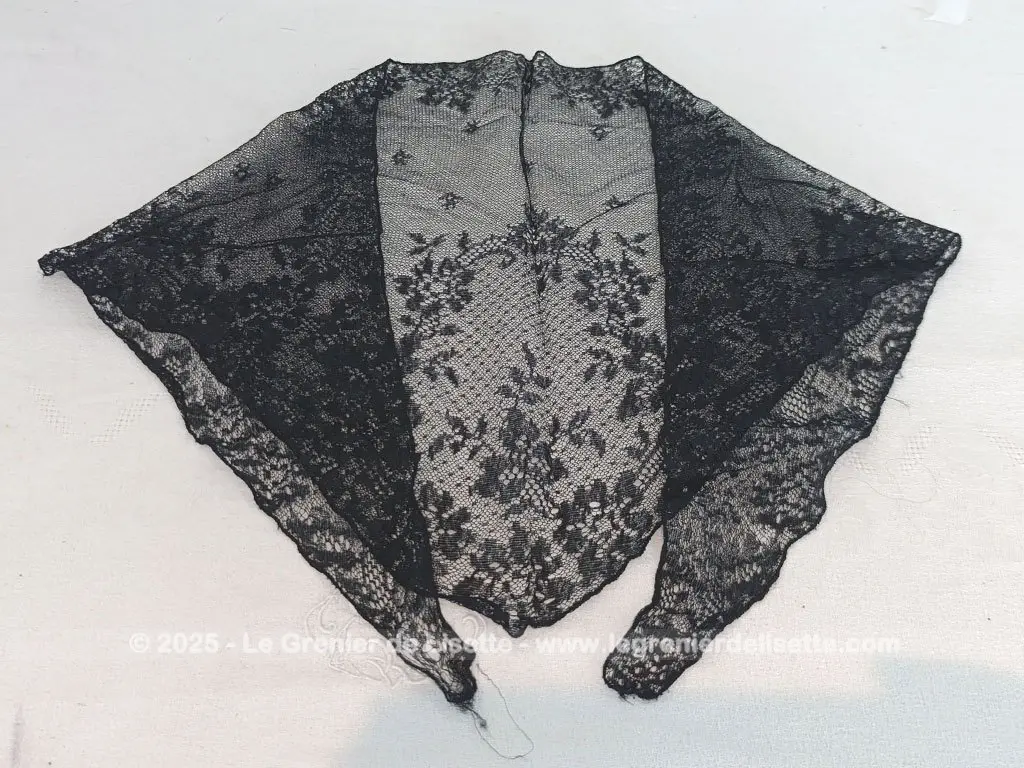 Mantille triangle en fine dentelle noire – Image 3