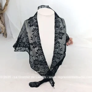 Mantille triangle en fine dentelle noire