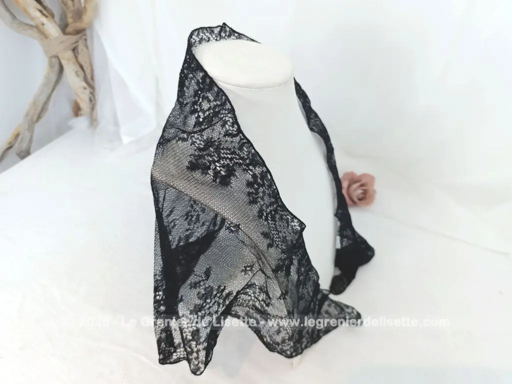 Mantille triangle en fine dentelle noire – Image 6